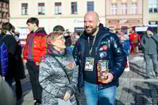 Prezydent Wrocławia Jacek Sutryk zbiera pieniądze do puszki WOŚP